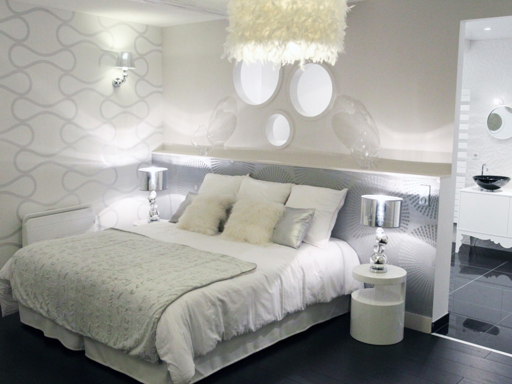 Deux styles de chambre à découvrir du plafond au linge de lit