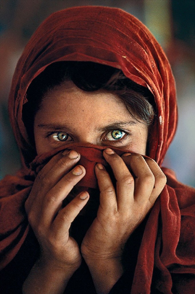 Zoom sur une photographie l’Afghane aux yeux verts 4