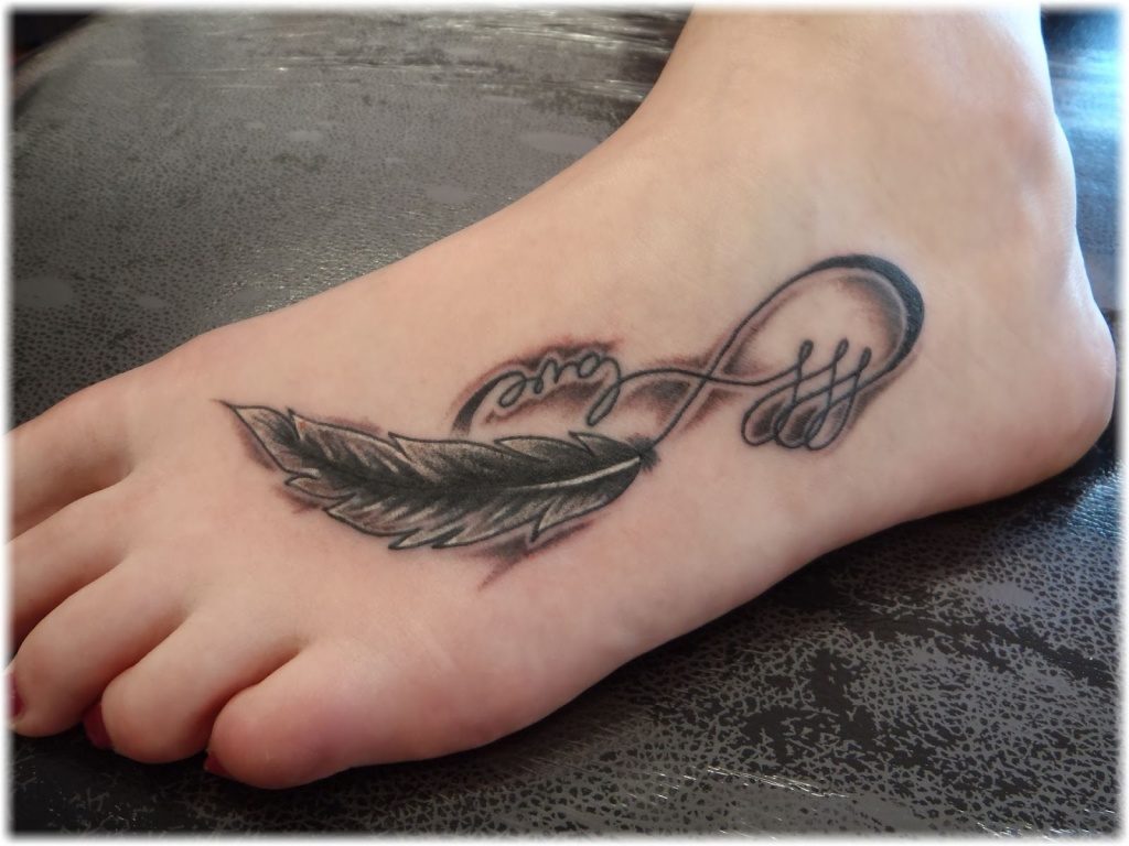 tatouage-infini-plume-pied