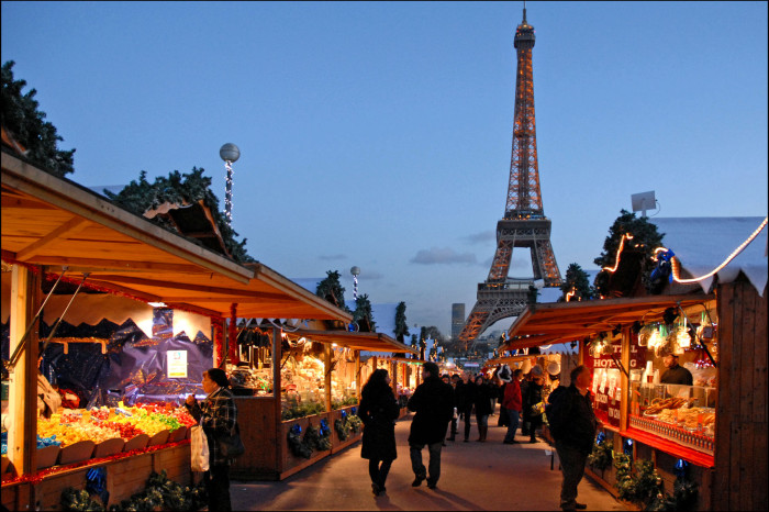 Les stands du marché de Noël du Trodacéro