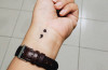 Tatouage point virgule au poignet