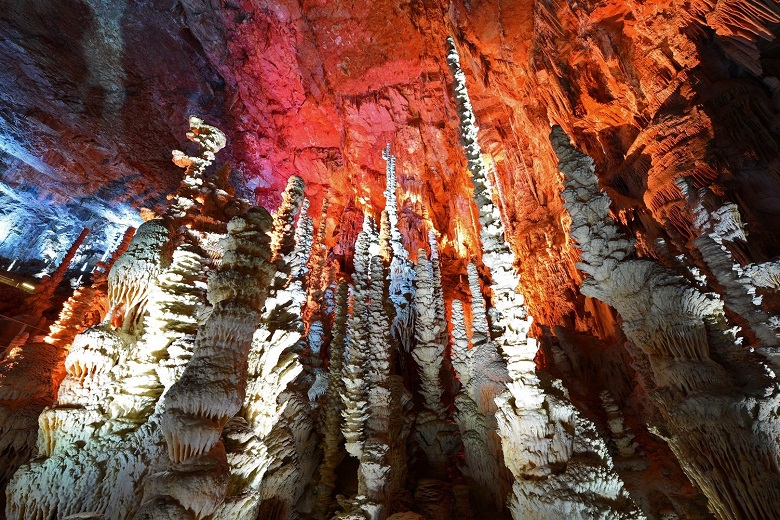 Visite d’une Grotte Insolite à quelques dizaines de mètres sous vos pieds ! Visite d’une Grotte Insolite à quelques dizaines de mètres sous vos pieds !