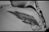 Tatouage plume infini sur l'homoplate