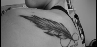 Tatouage plume infini sur l'homoplate