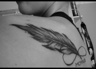 Tatouage plume infini sur l'homoplate