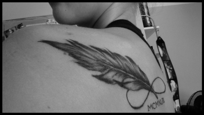 Tatouage plume infini sur l'homoplate