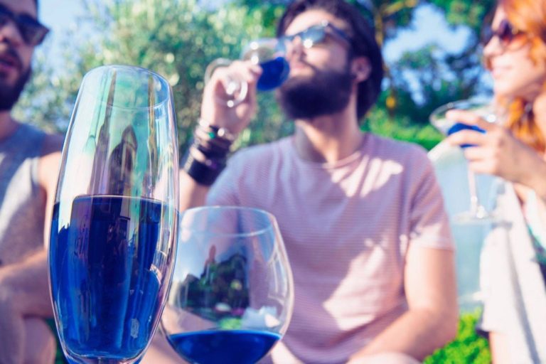 Un vin bleu créé par une start up aux idées fascinantes ! Un vin bleu créé par une start up aux idées fascinantes !