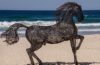 Sculpture contemporaine de cheval sur la plage