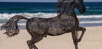 Sculpture contemporaine de cheval sur la plage