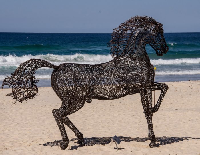 Sculpture contemporaine de cheval sur la plage
