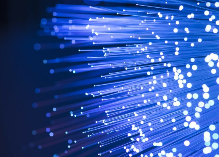 SFR, Orange ou Free : comment comparez les tarifs de la fibre ?