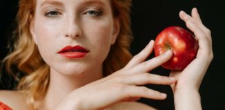 femme de l'est avec une pomme