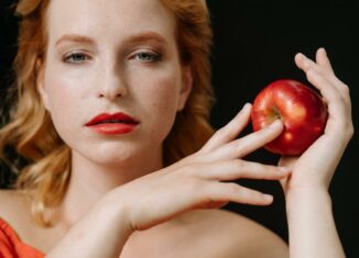 femme de l'est avec une pomme