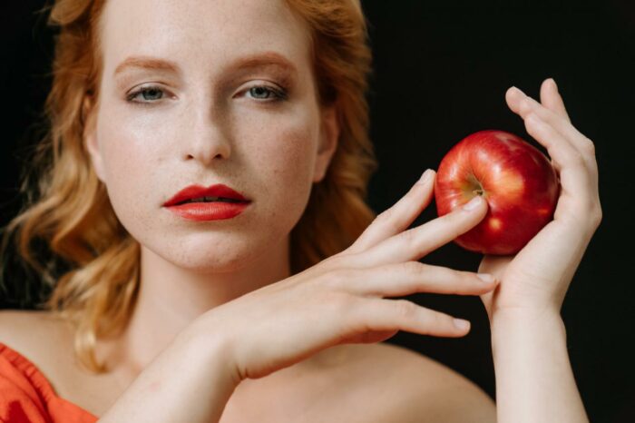 femme de l'est avec une pomme