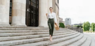 chaussures-avec-tailleur-pantalon-femme