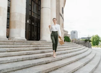 chaussures-avec-tailleur-pantalon-femme