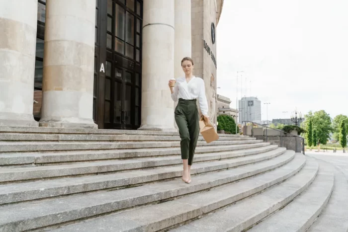 chaussures-avec-tailleur-pantalon-femme