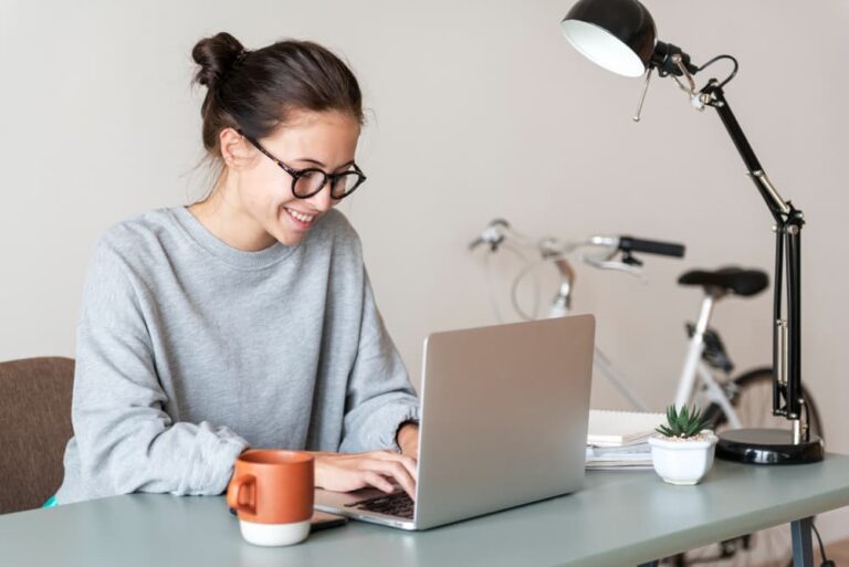 jeune femme utilise un logiciel de gestion de paie