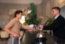 Hôtels B&B : Découvrez leurs atouts et services uniques réceptionniste hôtel b&b