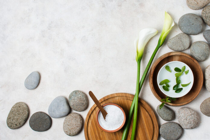 arrangement zen sur carrelage en pierre naturelle