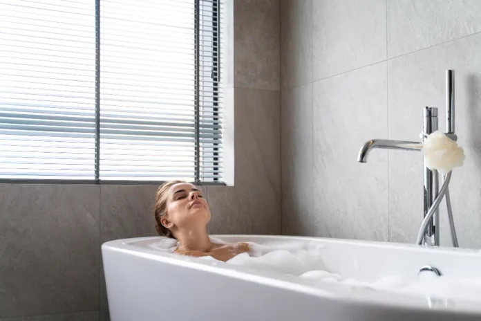 salle de bain carrelage texturé