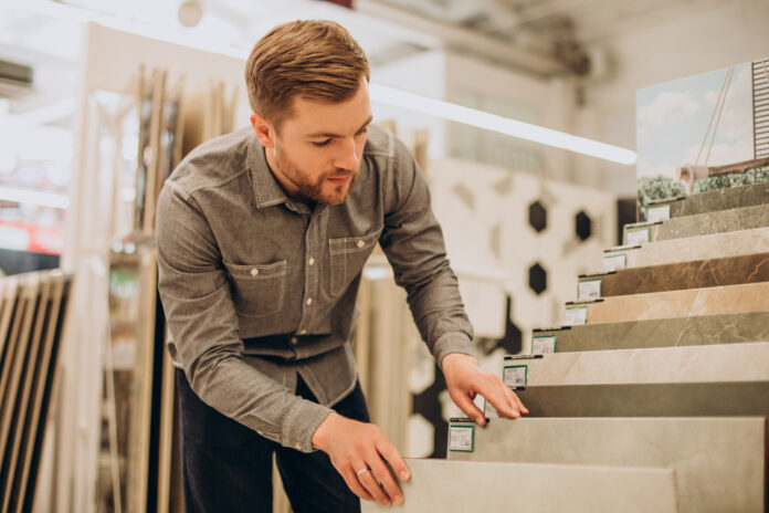 homme choisissant du carrelage en magasin