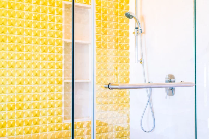 Salle de bain avec carrelage 3D jaune