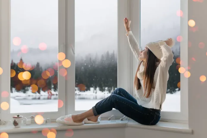 femme dans un jardin d'hiver avec neige dehors